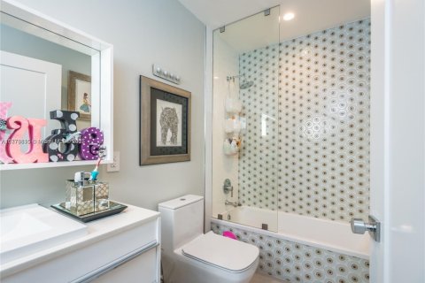House in Miami, Florida 4 bedrooms, 377.37 sq.m. № 1864302 - photo 9