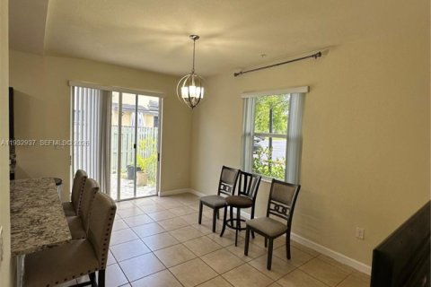 Touwnhouse à louer à Homestead, Floride: 3 chambres, 126.81 m2 № 1999028 - photo 6