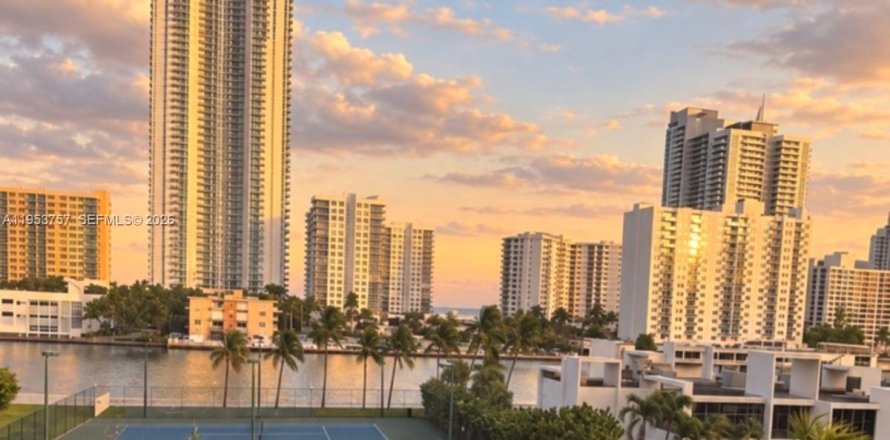 Condo à Hallandale Beach, Floride, 2 chambres  № 2328096