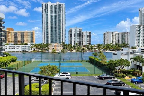 Copropriété à vendre à Hallandale Beach, Floride: 2 chambres, 104.98 m2 № 2328096 - photo 17