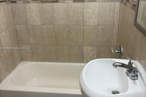 Casa en venta en Miramar, Florida, 4 dormitorios, 182.27 m2 № 1951368 - foto 9