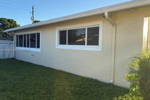 Casa en venta en Miramar, Florida, 4 dormitorios, 182.27 m2 № 1951368 - foto 2