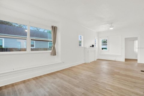 House in Saint Petersburg, Florida 3 bedrooms, 114.46 sq.m. № 1869183 - photo 7