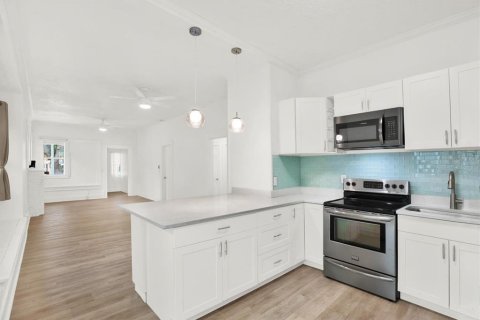 House in Saint Petersburg, Florida 3 bedrooms, 114.46 sq.m. № 1869183 - photo 5