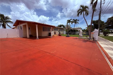 Villa ou maison à vendre à Hialeah, Floride: 3 chambres, 131.09 m2 № 1962947 - photo 2