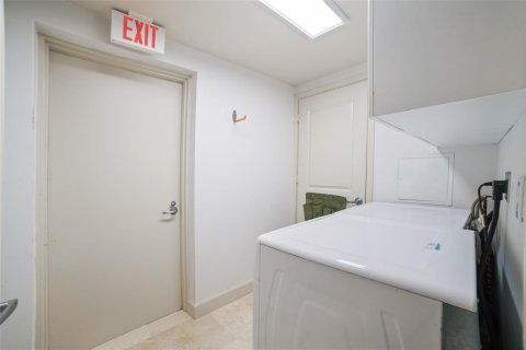 Condo in Hollywood, Florida, 2 bedrooms  № 2392609 - photo 16