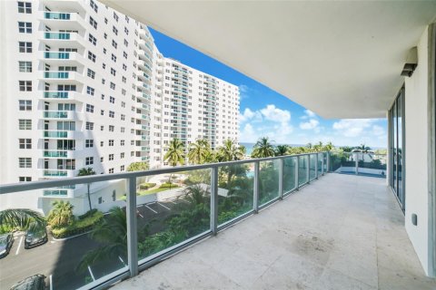 Condo in Hollywood, Florida, 2 bedrooms  № 2392609 - photo 18