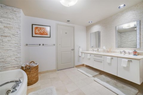 Condo in Hollywood, Florida, 2 bedrooms  № 2392609 - photo 7