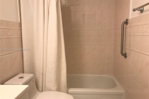 Купить кондоминиум в Халландейл-Бич, Флорида 2 спальни, 111.48м2, № 1939120 - фото 17