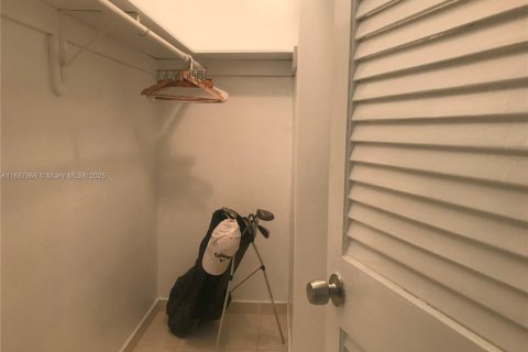 Купить кондоминиум в Халландейл-Бич, Флорида 2 спальни, 111.48м2, № 1939120 - фото 19