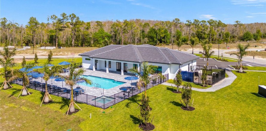 House in Fort Myers, Florida 3 bedrooms, 147.71 sq.m. № 1937007