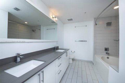 Condo in Miami, Florida, 2 bedrooms  № 1860047 - photo 13