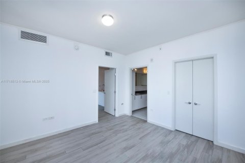 Condo in Miami, Florida, 2 bedrooms  № 1860047 - photo 12