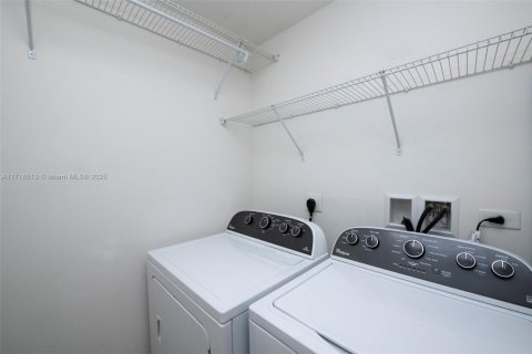 Condo in Miami, Florida, 2 bedrooms  № 1860047 - photo 18