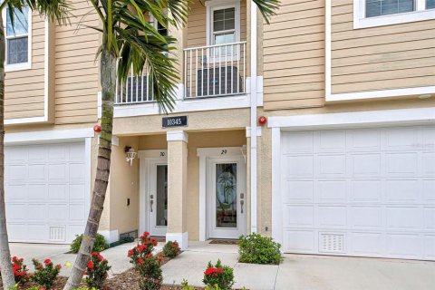 Townhouse in Placida, Florida 3 bedrooms, 224.45 sq.m. № 1137692 - photo 1