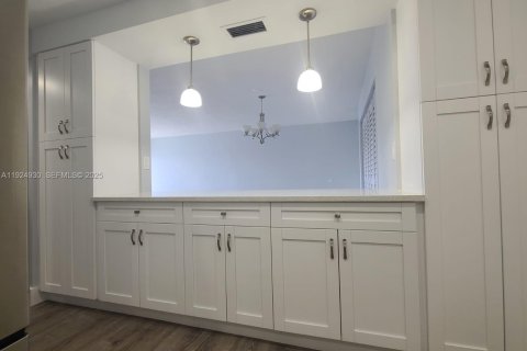 Copropriété à louer à Miami, Floride: 3 chambres, 131.64 m2 № 1983105 - photo 4