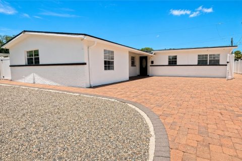 House in Tampa, Florida 6 bedrooms, 203.46 sq.m. № 2114616