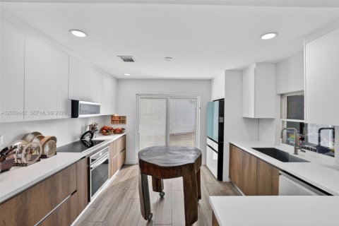 Casa en venta en Miami, Florida, 3 dormitorios, 167.13 m2 № 2170341 - foto 2