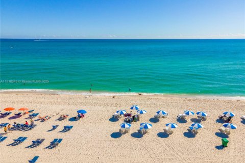 Casa en venta en Miami Beach, Florida, 4 dormitorios, 393.44 m2 № 1973290 - foto 17