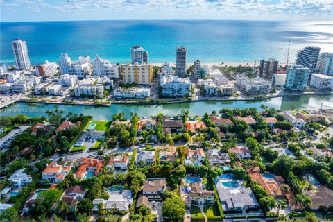 Casa en venta en Miami Beach, Florida, 4 dormitorios, 393.44 m2 № 1973290 - foto 16