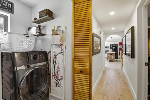 Купить виллу или дом в Корал-Гейблс, Флорида 4 спальни, 210.7м2, № 2145909 - фото 27