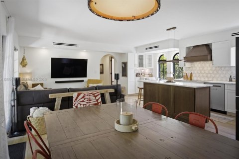 Купить виллу или дом в Корал-Гейблс, Флорида 4 спальни, 210.7м2, № 2145909 - фото 18