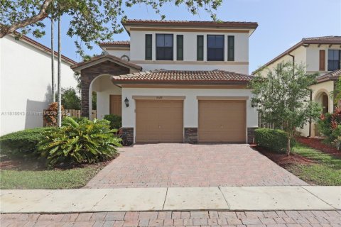 House in Cutler Bay, Florida 5 bedrooms, 271.65 sq.m. № 1772693 - photo 1