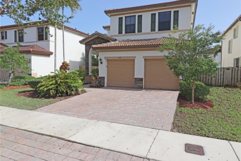 House in Cutler Bay, Florida 5 bedrooms, 271.65 sq.m. № 1772693 - photo 2