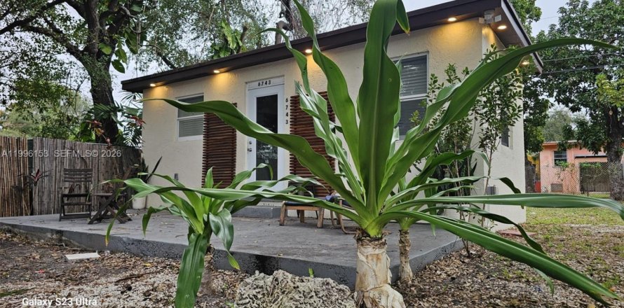 House in Miami, Florida 3 bedrooms, 69.96 sq.m. № 2256054