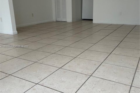 Снять в аренду кондоминиум в Дорал, Флорида 2 спальни, 98.48м2, № 1930184 - фото 3