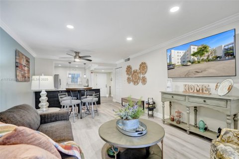 Condo in Lauderdale Lakes, Florida, 1 bedroom  № 1861639 - photo 13