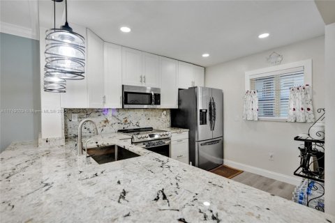 Condo in Lauderdale Lakes, Florida, 1 bedroom  № 1861639 - photo 4