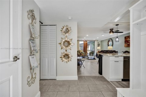 Condo in Lauderdale Lakes, Florida, 1 bedroom  № 1861639 - photo 6