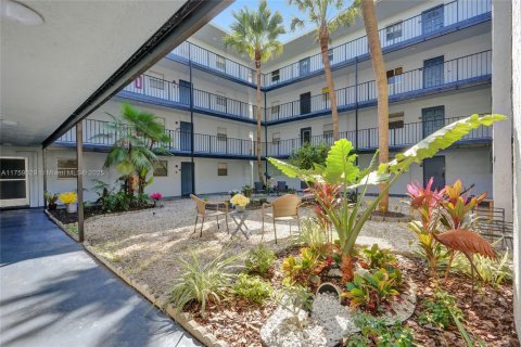 Condo in Lauderdale Lakes, Florida, 1 bedroom  № 1861639 - photo 23