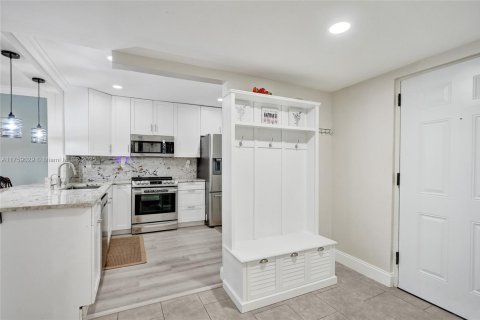 Condo in Lauderdale Lakes, Florida, 1 bedroom  № 1861639 - photo 5