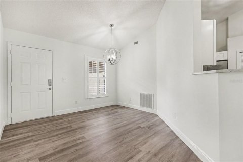 House in Palm Bay, Florida 3 bedrooms, 113.53 sq.m. № 2403674 - photo 4