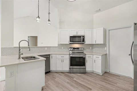 House in Palm Bay, Florida 3 bedrooms, 113.53 sq.m. № 2403674 - photo 8