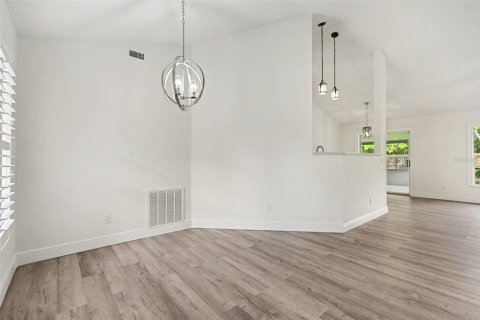 House in Palm Bay, Florida 3 bedrooms, 113.53 sq.m. № 2403674 - photo 6