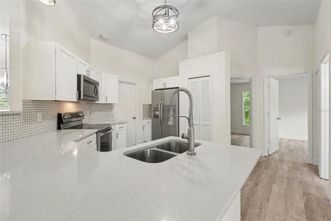 House in Palm Bay, Florida 3 bedrooms, 113.53 sq.m. № 2403674 - photo 11