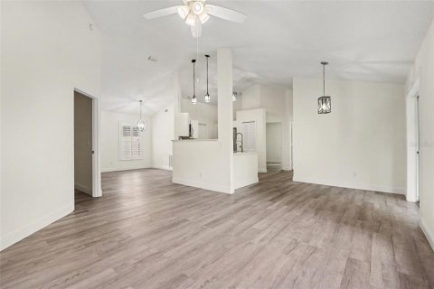 House in Palm Bay, Florida 3 bedrooms, 113.53 sq.m. № 2403674 - photo 7