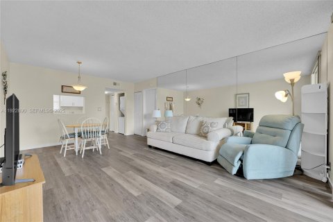 Condo in Margate, Florida, 1 bedroom  № 2082819 - photo 6