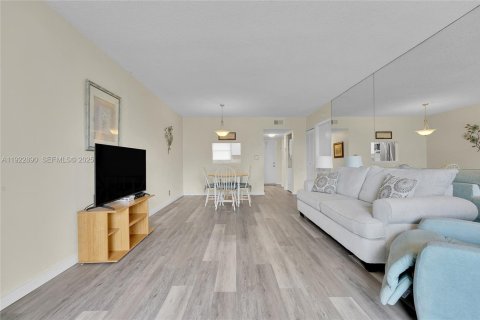 Condo in Margate, Florida, 1 bedroom  № 2082819 - photo 7