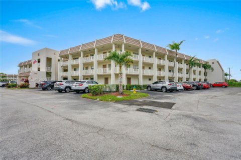 Condo in Margate, Florida, 1 bedroom  № 2082819 - photo 2