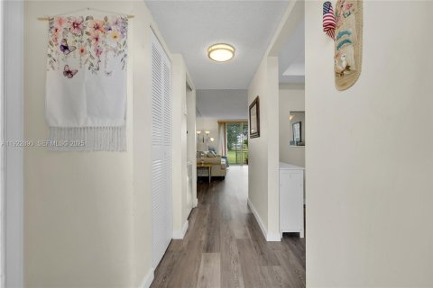 Condo in Margate, Florida, 1 bedroom  № 2082819 - photo 4