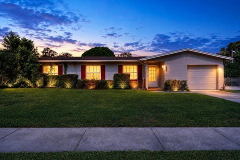 House in Fern Park, Florida 4 bedrooms, 106.84 sq.m. № 2236441