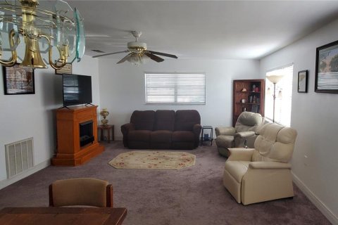 Condo in Saint Petersburg, Florida, 2 bedrooms № 2236628 - photo 9