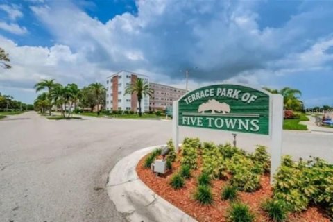 Condo in Saint Petersburg, Florida, 2 bedrooms № 2236628 - photo 7
