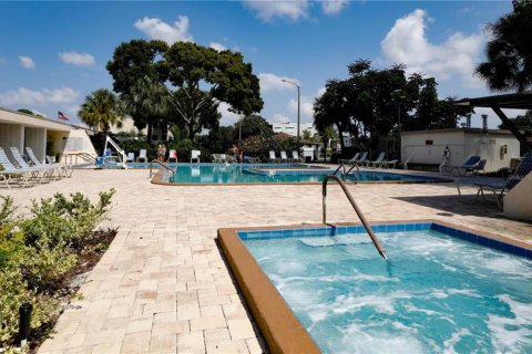Condo in Saint Petersburg, Florida, 2 bedrooms № 2236628 - photo 30