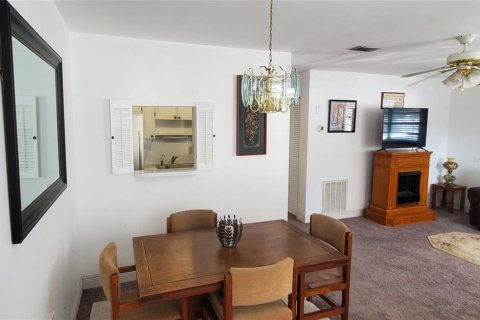 Condo in Saint Petersburg, Florida, 2 bedrooms № 2236628 - photo 12