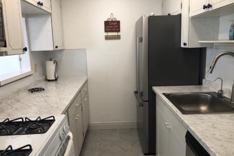Condo in Saint Petersburg, Florida, 2 bedrooms № 2236628 - photo 16